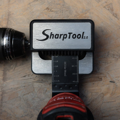 SharpTool 2.0 in gebruik als professionele slijper voor multitoolbladen op een houten werkblad